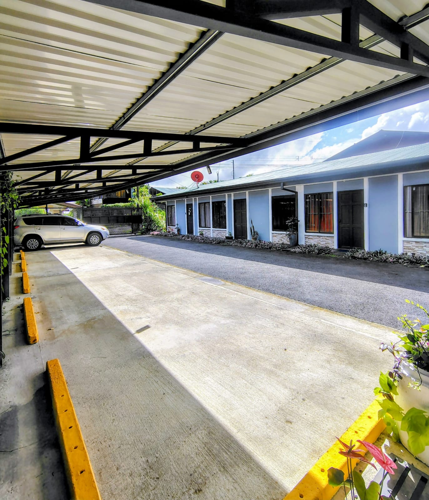 Apartamentos Ihuri - Parqueo techado amplio